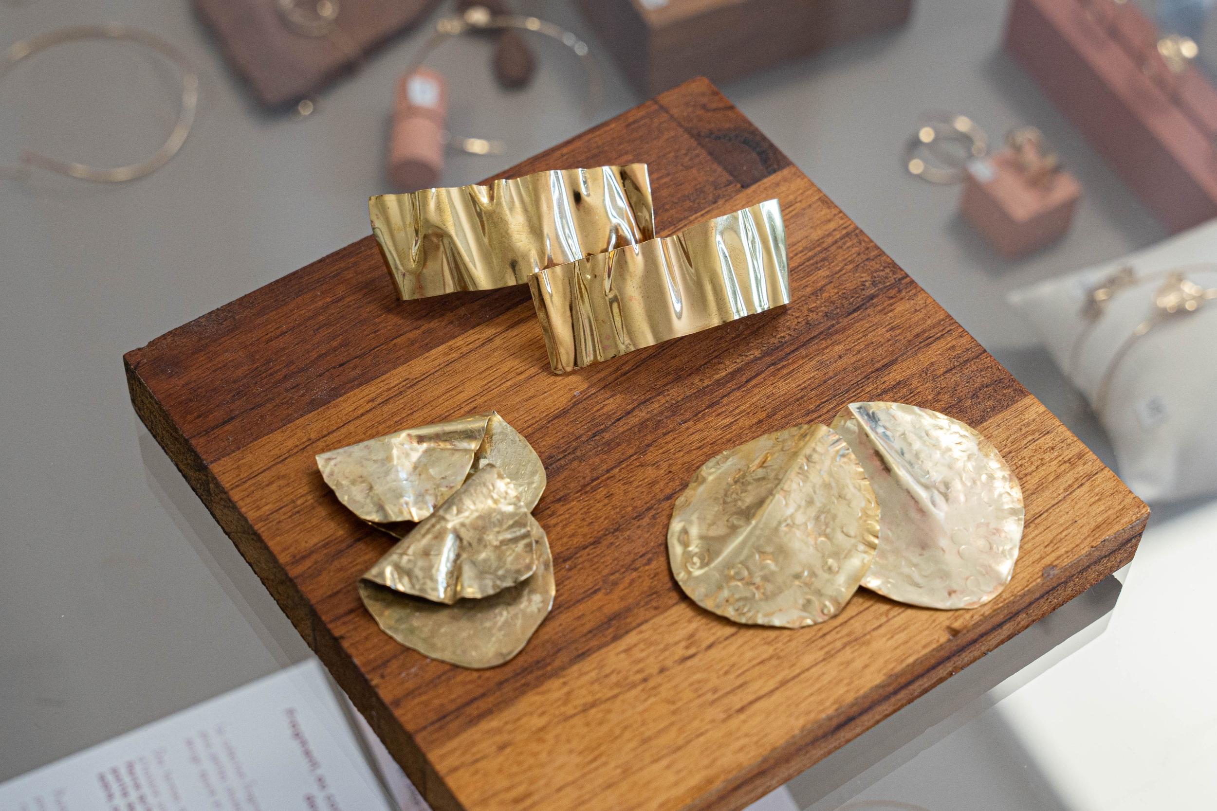 Réalisez vos maxi boucles d'oreilles texturées