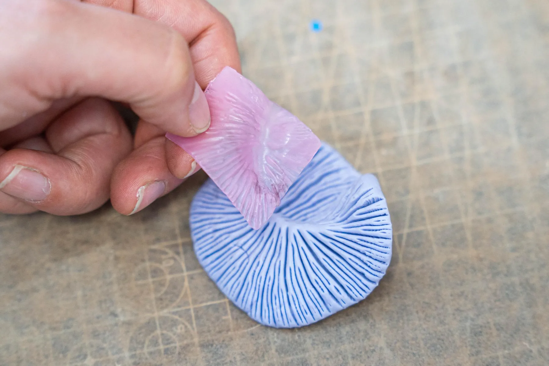 Créez votre médaillon ou deux breloques en cire perdue avec Ngan - Image n°2 - Wecandoo