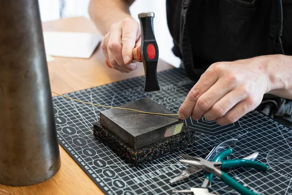 Réalisez des maxi boucles d'oreilles minimalistes avec Ngan - Image n°1 - Wecandoo