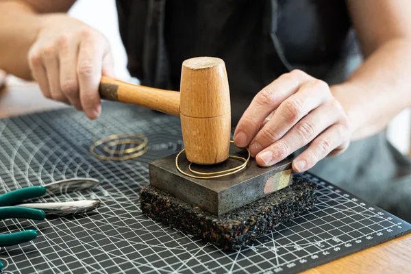 Réalisez des maxi boucles d'oreilles minimalistes avec Ngan - Image n°2 - Wecandoo