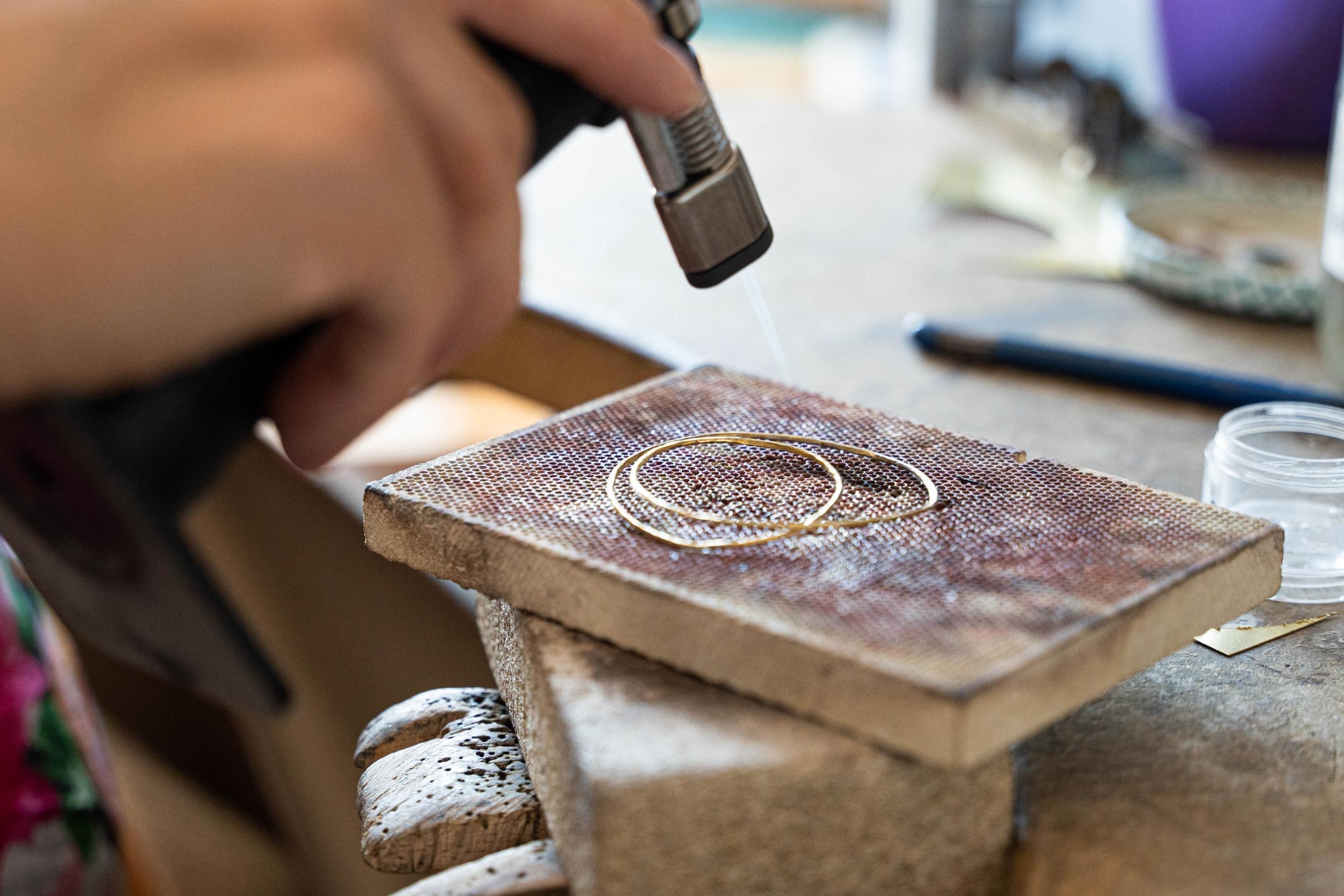 Réalisez des maxi boucles d'oreilles minimalistes avec Ngan - Image n°6 - Wecandoo