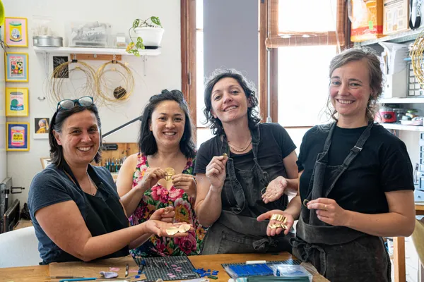 Réalisez des maxi boucles d'oreilles minimalistes avec Ngan - Image n°3 - Wecandoo