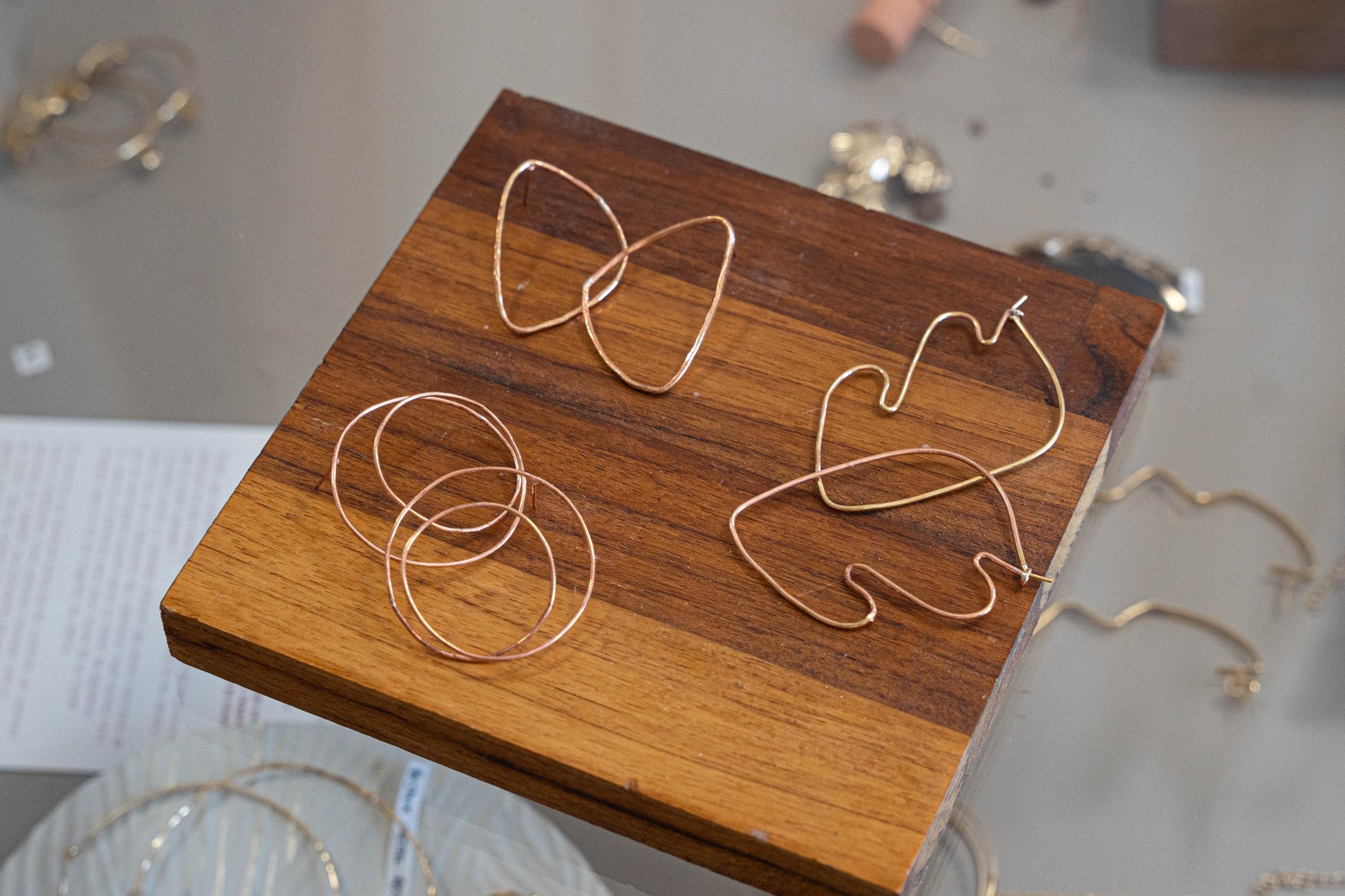 Réalisez des maxi boucles d'oreilles minimalistes