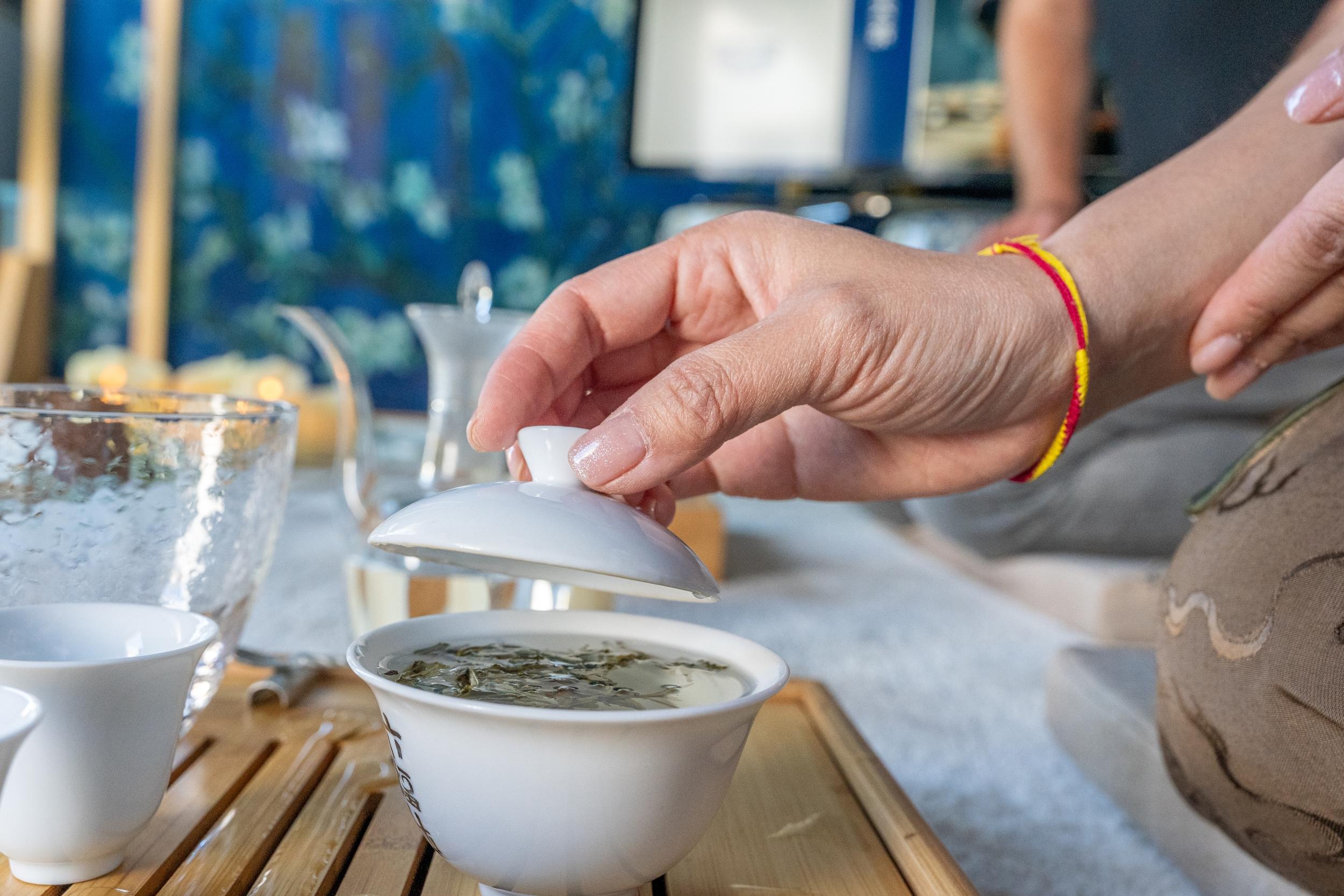 Initiez-vous à la dégustation de thés grands crus avec Qiurong - Image n°4 - Wecandoo