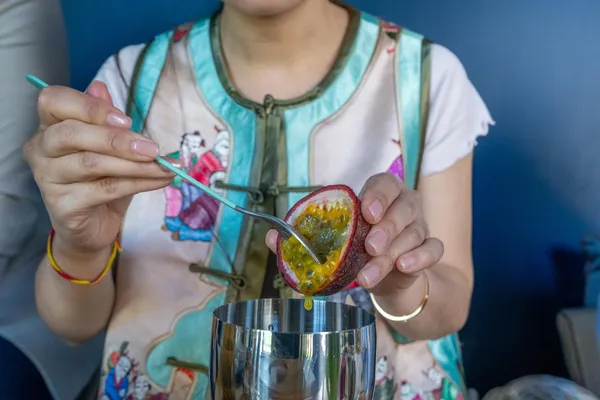 Initiez-vous aux cocktails au thé avec Qiurong - Afbeelding nr. 5 - Wecandoo