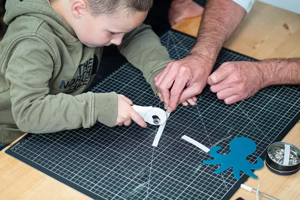 Initiez-vous à la maroquinerie avec votre enfant accompagnés par Donaïg - Image n°1 - Wecandoo