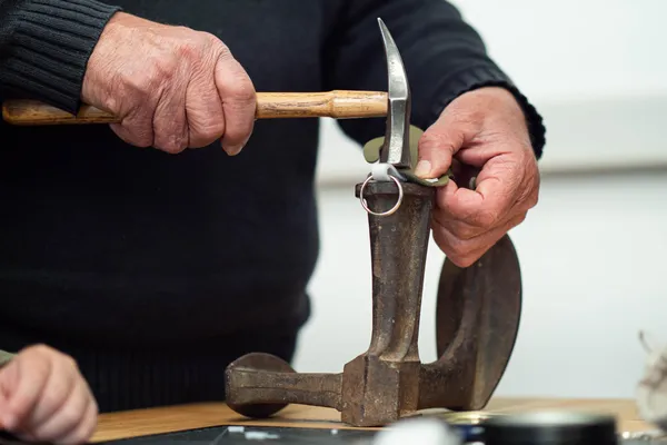 Initiez-vous à la maroquinerie avec votre enfant accompagnés par Donaïg - Image n°2 - Wecandoo