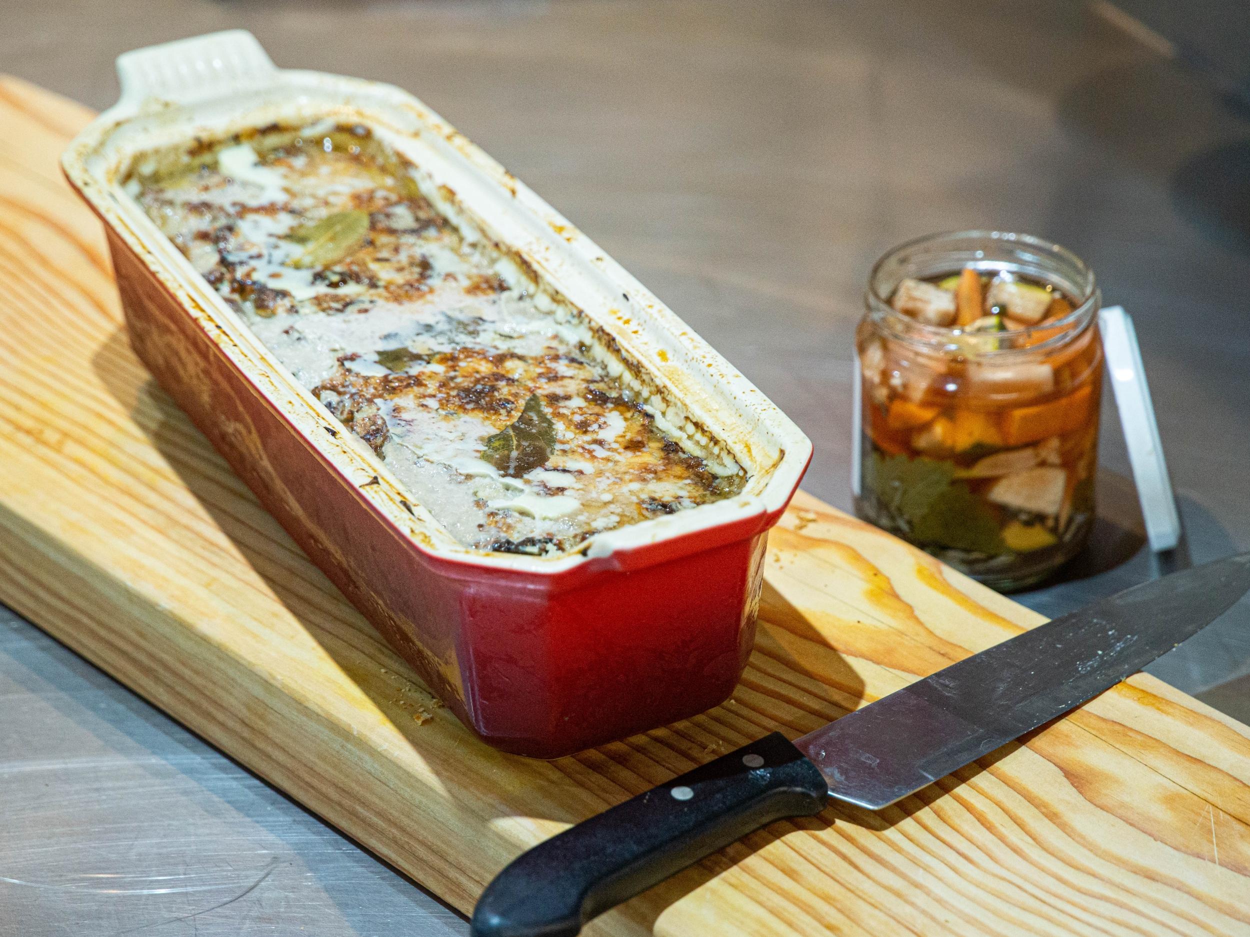 Préparez votre terrine et un pot de pickles