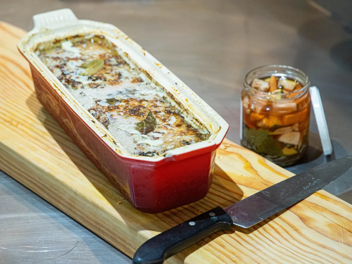 Préparez votre terrine et un pot de pickles