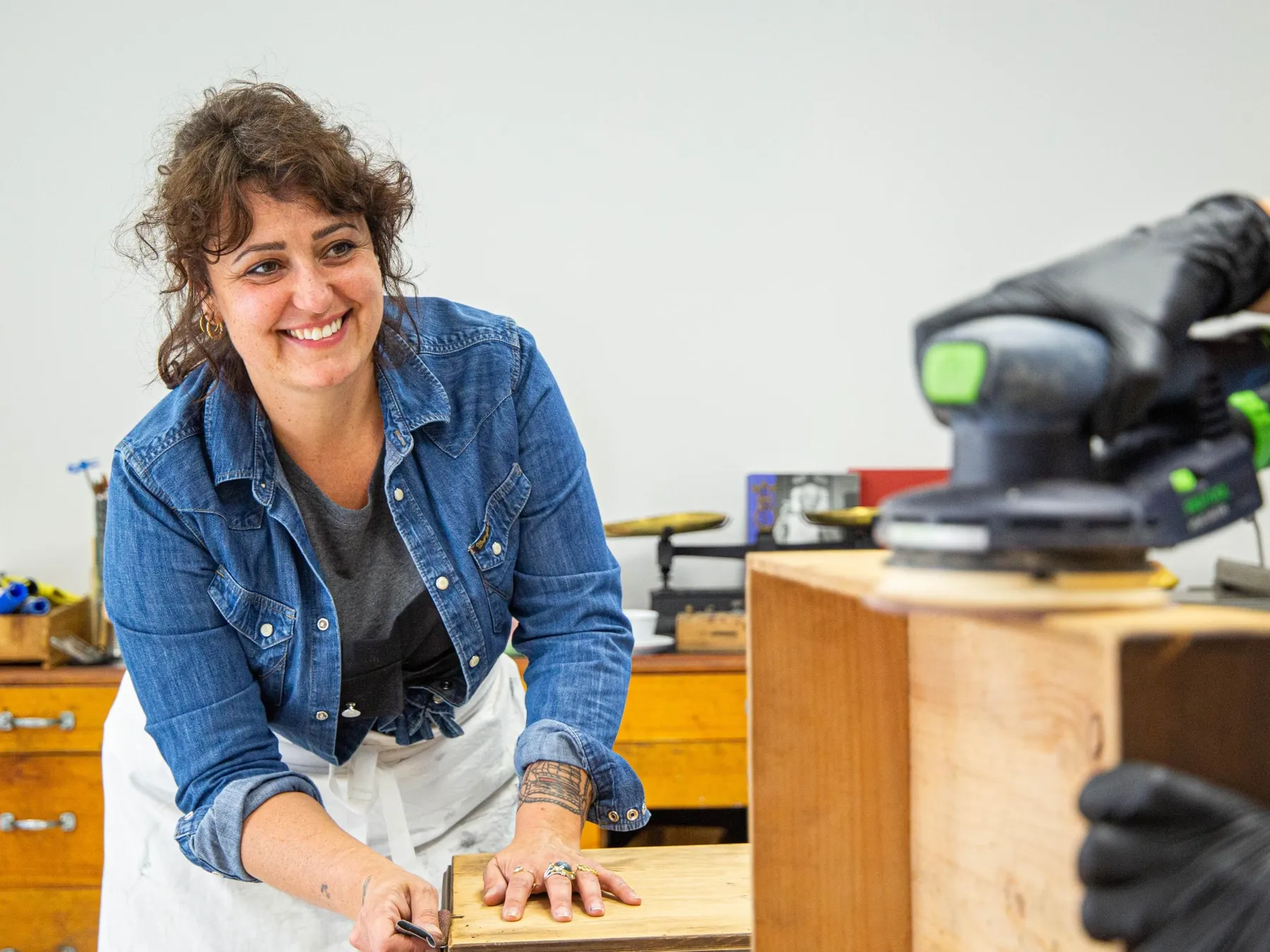 Relookez un meuble en bois en duo sur une journée avec Laurianne - Image n°2 - Wecandoo