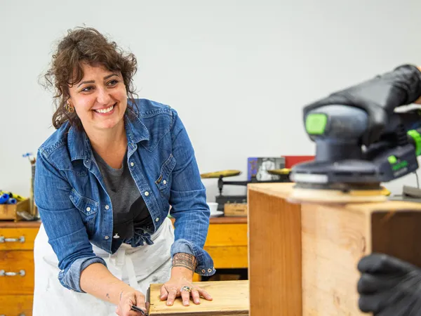 Relookez un meuble en bois en duo sur une journée avec Laurianne - Image n°2 - Wecandoo