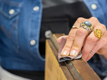 Relookez un meuble en bois en duo sur un jour