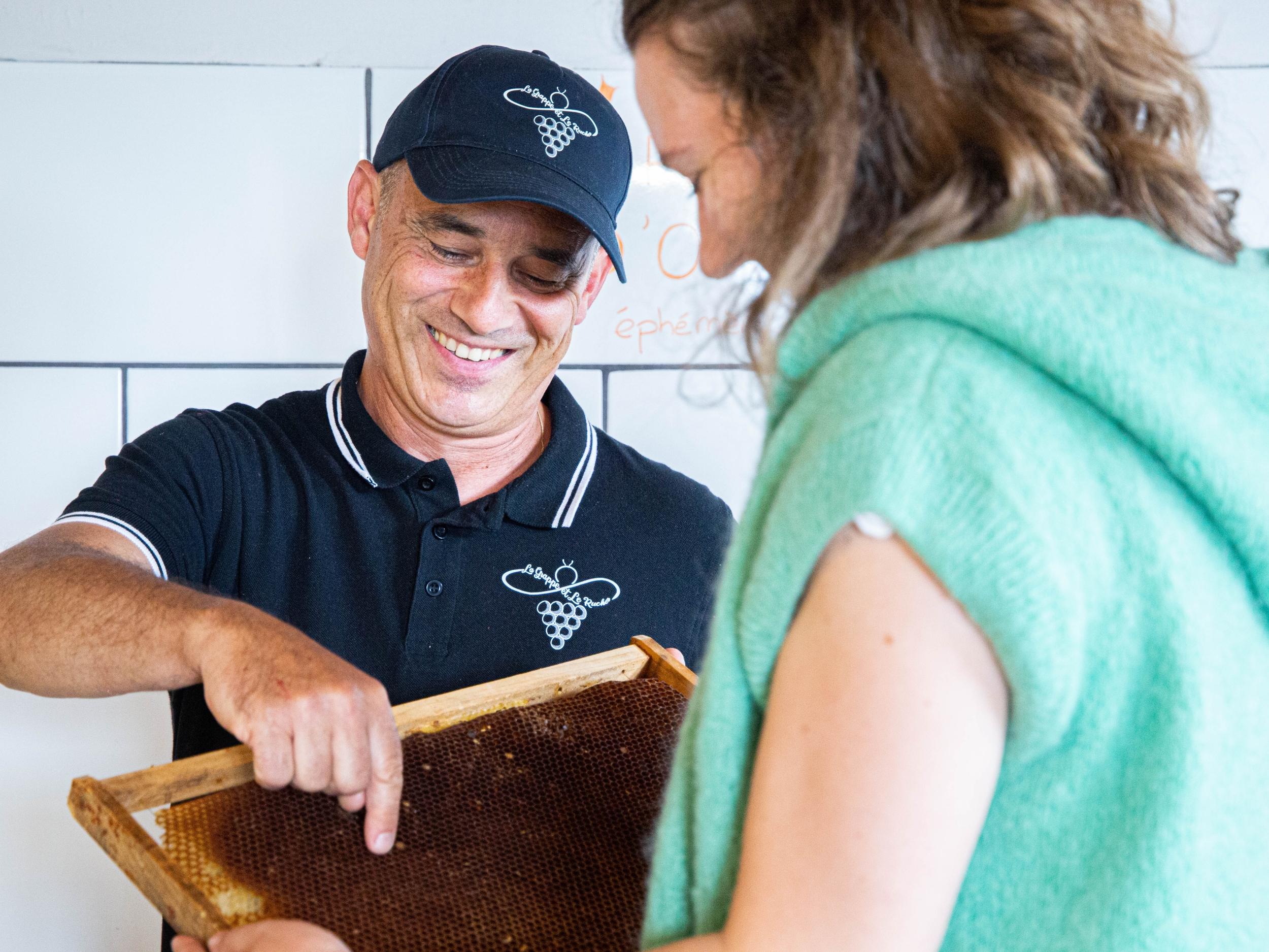Découvrez les secrets de l'apiculture de la ruche au dessert avec Raphaël - Image n°7 - Wecandoo