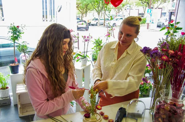 Réalisez votre cloche de fleurs séchées avec Lucie - Image n°3 - Wecandoo