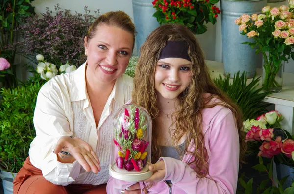 Réalisez votre cloche de fleurs séchées avec Lucie - Image n°5 - Wecandoo