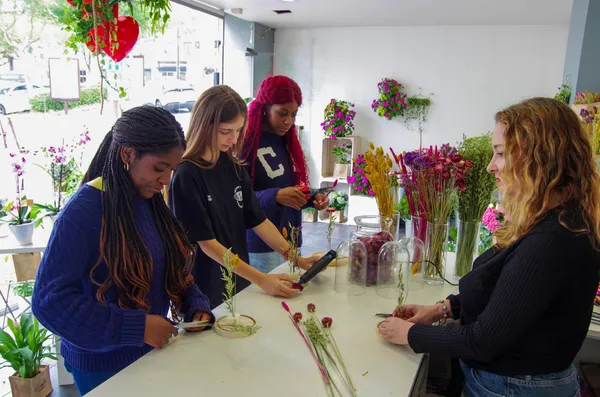 Réalisez une cloche fleurie en duo avec votre enfant, accompagnés par Lucie - Image n°2 - Wecandoo