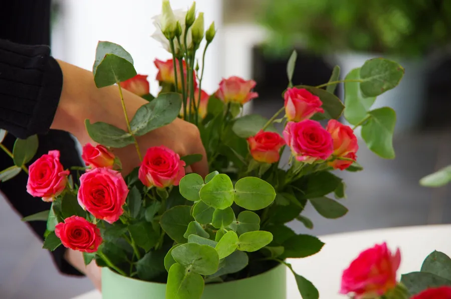 Créez votre composition de fleurs fraîches avec Lucie - Image n°1 - Wecandoo