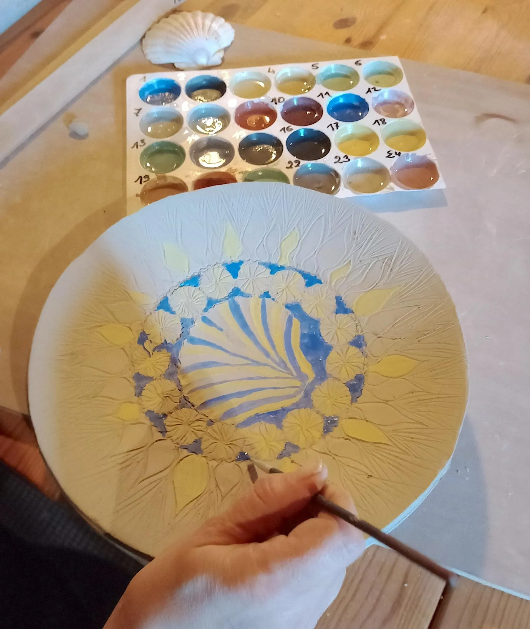 Modelez et décorez votre grande assiette sur une journée avec Agnès - Image n°2 - Wecandoo