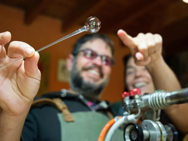 Réalisez une anémone et une boule de Noël en verre soufflé avec Vanessa - Image n°1 - Wecandoo