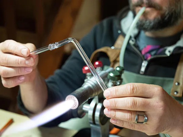 Réalisez des pailles à cocktail en verre soufflé ainsi que trois autres créations avec Vanessa - Image n°2 - Wecandoo