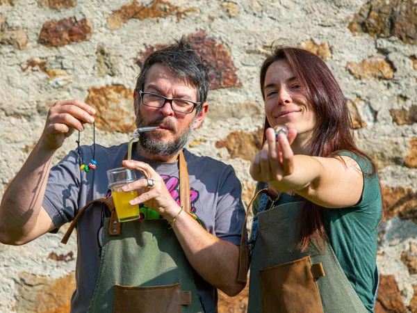 Réalisez des pailles à cocktail en verre soufflé ainsi que trois autres créations avec Vanessa - Image n°1 - Wecandoo