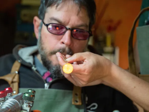 Initiez-vous au soufflage et filage de verre au chalumeau sur une journée avec Vanessa - Image n°1 - Wecandoo