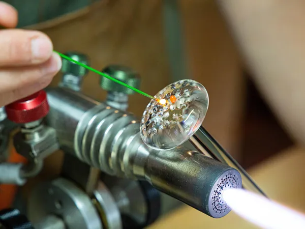 Initiez-vous au soufflage et filage de verre au chalumeau sur une journée avec Vanessa - Image n°2 - Wecandoo