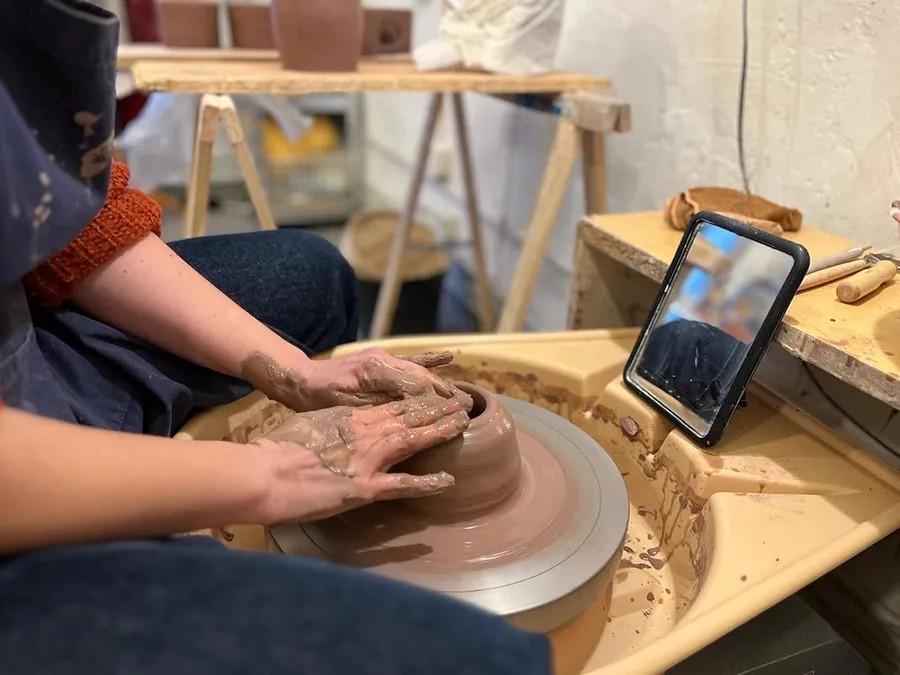 Initiez-vous au tour de potier et au modelage en plein centre de Marseille avec Silvia - Afbeelding nr. 1 - Wecandoo