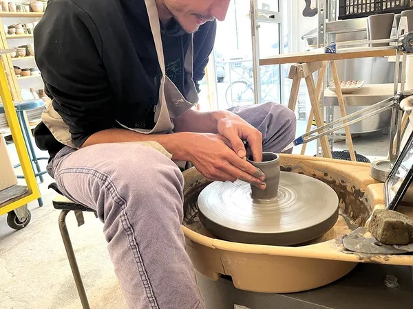 Initiez-vous au tour de potier et au modelage en plein centre de Marseille avec Silvia - Afbeelding nr. 2 - Wecandoo