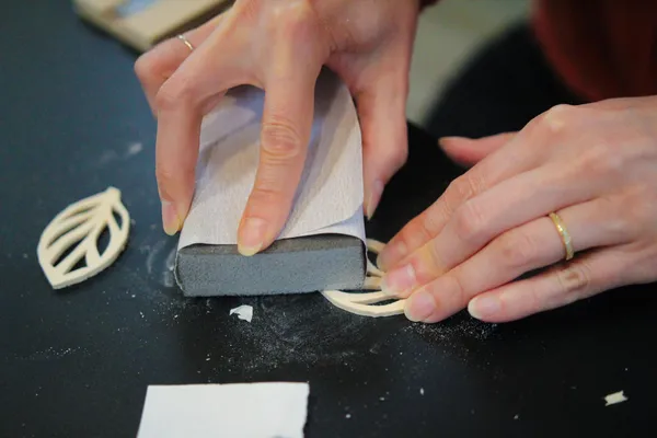 Réalisez vos boucles d'oreilles au chantournage à la scie manuelle avec Marie - Image n°5 - Wecandoo
