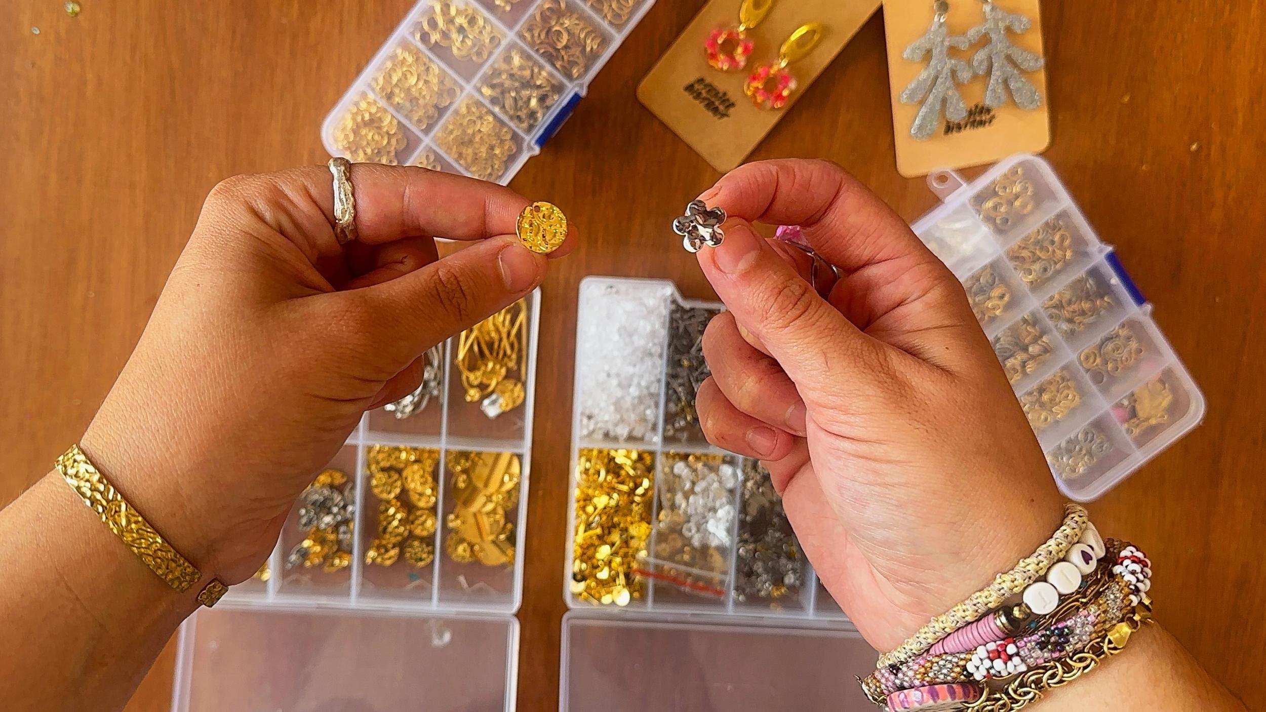 Créez vos boucles d’oreilles fleuries avec Lisa - Afbeelding nr. 12 - Wecandoo