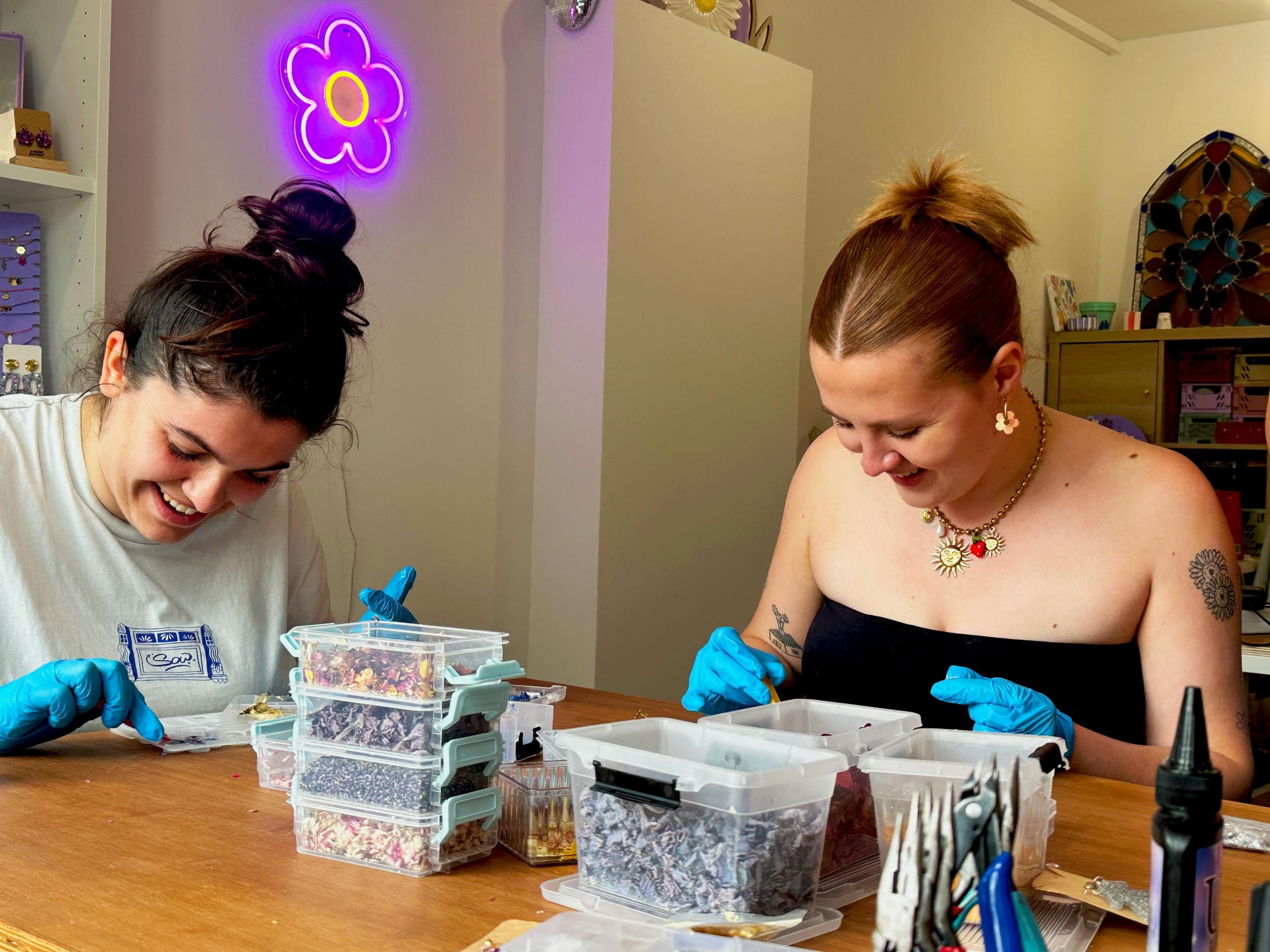 Créez vos boucles d’oreilles fleuries avec Lisa - Afbeelding nr. 7 - Wecandoo