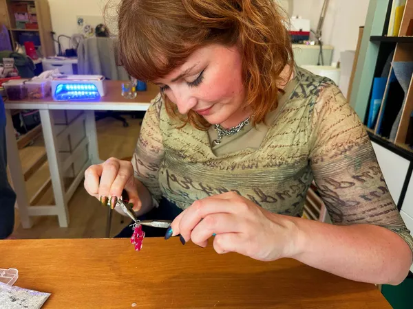 Créez vos boucles d’oreilles fleuries avec Lisa - Image n°2 - Wecandoo