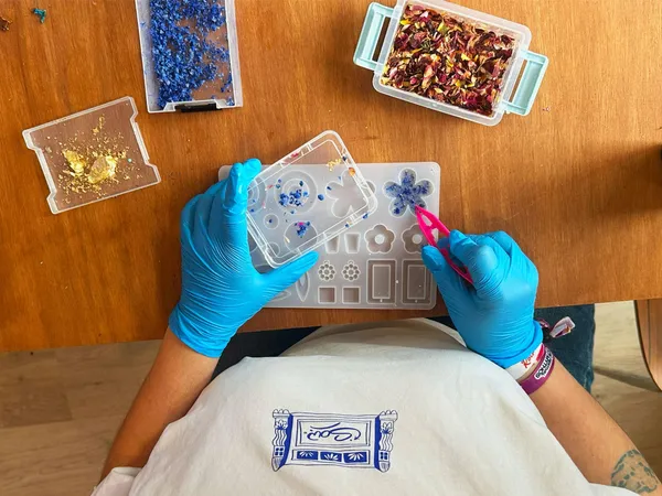 Créez vos boucles d’oreilles fleuries avec Lisa - Image n°4 - Wecandoo