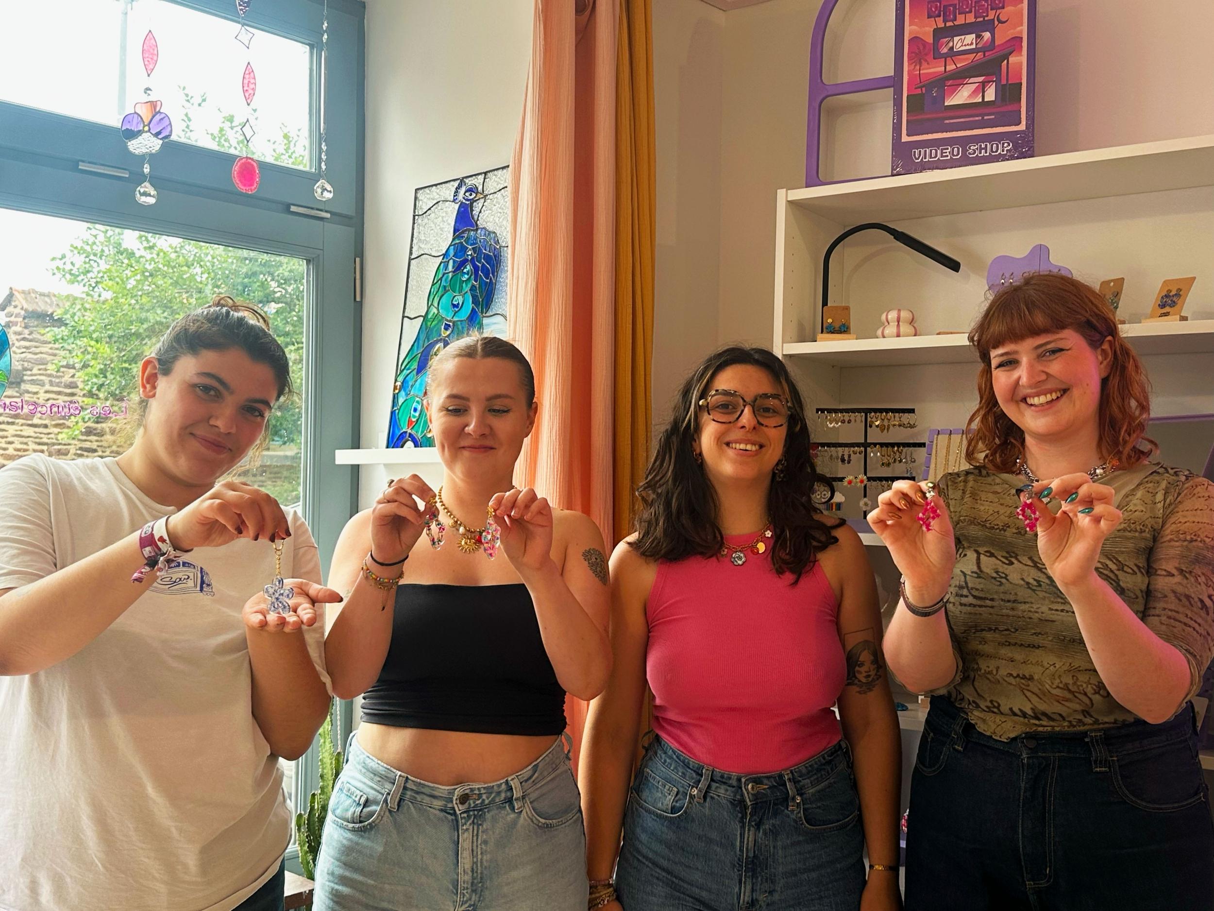 Créez vos boucles d’oreilles fleuries avec Lisa - Afbeelding nr. 6 - Wecandoo