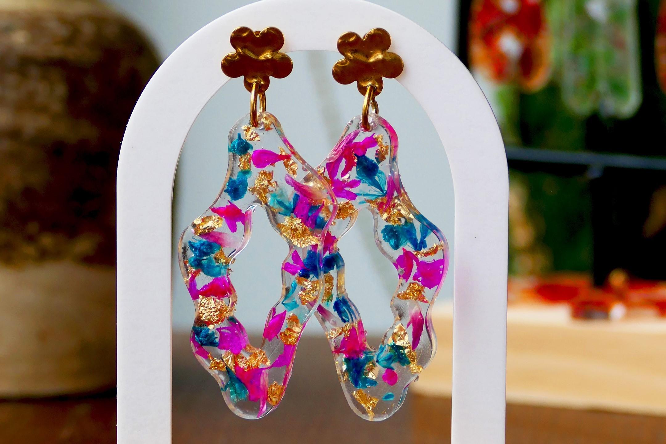 Créez vos boucles d’oreilles fleuries avec Lisa - Afbeelding nr. 1 - Wecandoo