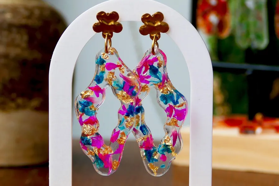 Créez vos boucles d’oreilles fleuries avec Lisa - Image n°1 - Wecandoo