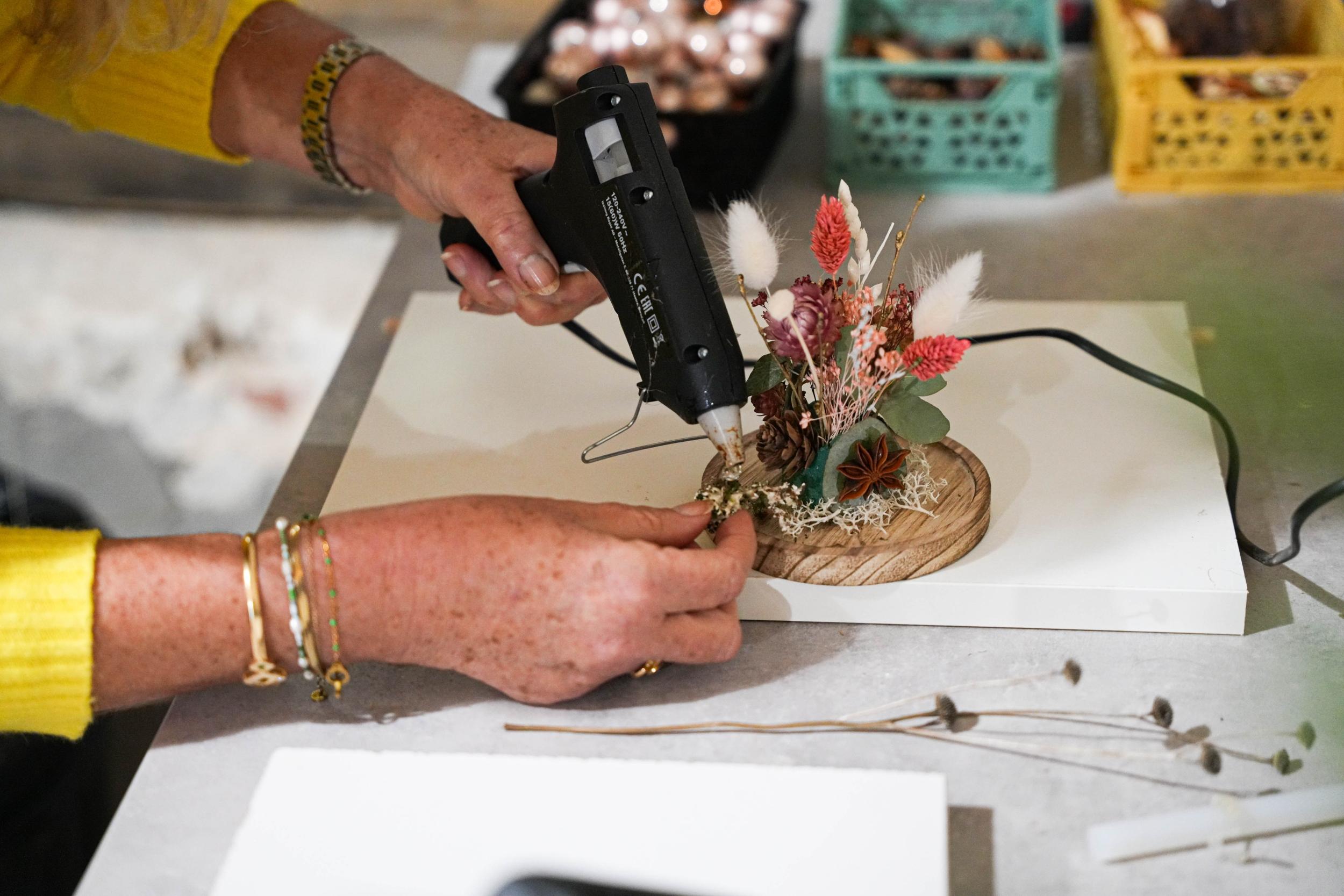 Créez votre cloche de fleurs séchées en duo avec votre enfant accompagnés par Leila - Image n°3 - Wecandoo