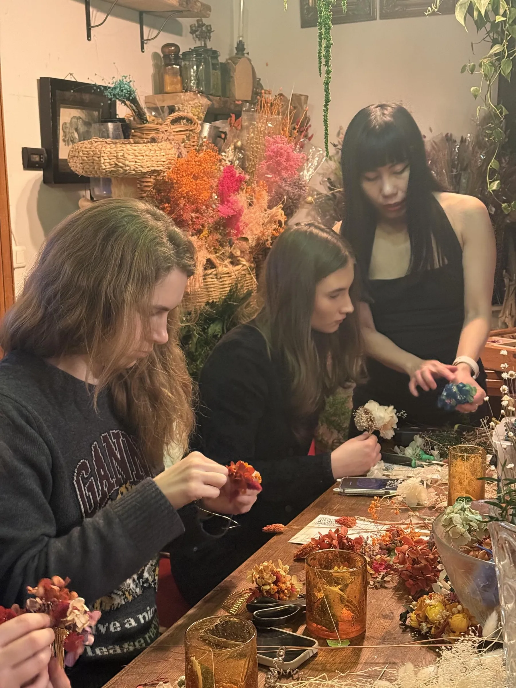 Créez votre bijou de cheveux en fleurs stabilisées avec Kim - Image n°2 - Wecandoo