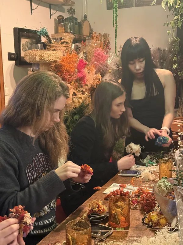 Créez votre bijou de cheveux en fleurs stabilisées avec Kim - Afbeelding nr. 2 - Wecandoo