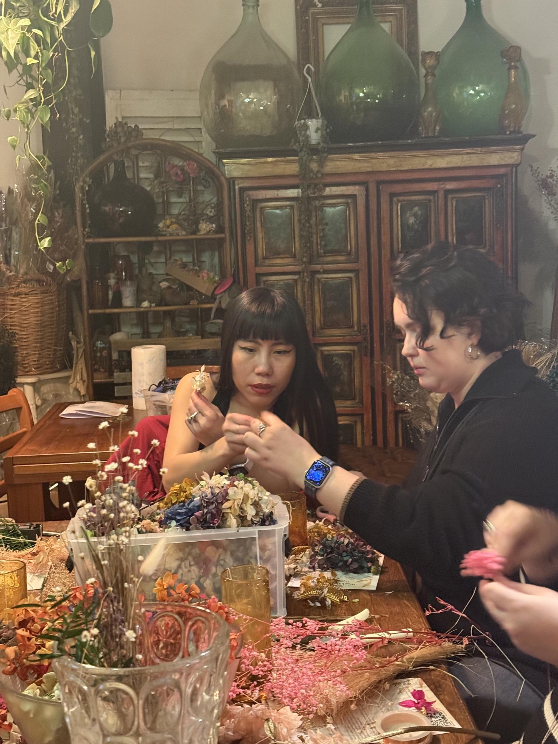 Créez votre bijou de cheveux en fleurs stabilisées avec Kim - Image n°6 - Wecandoo
