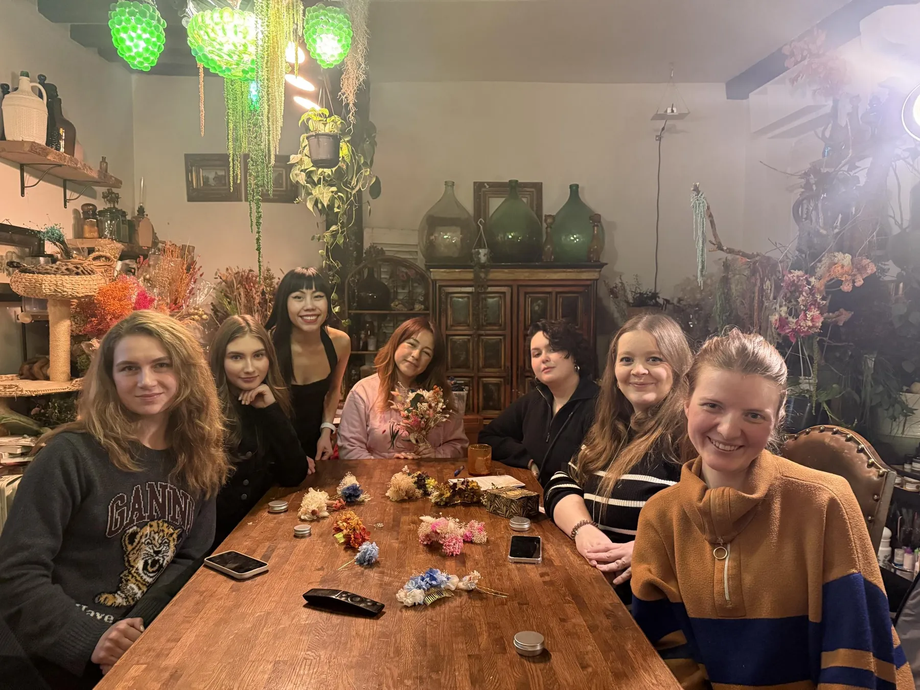 Créez votre bijou de cheveux en fleurs stabilisées avec Kim - Image n°4 - Wecandoo