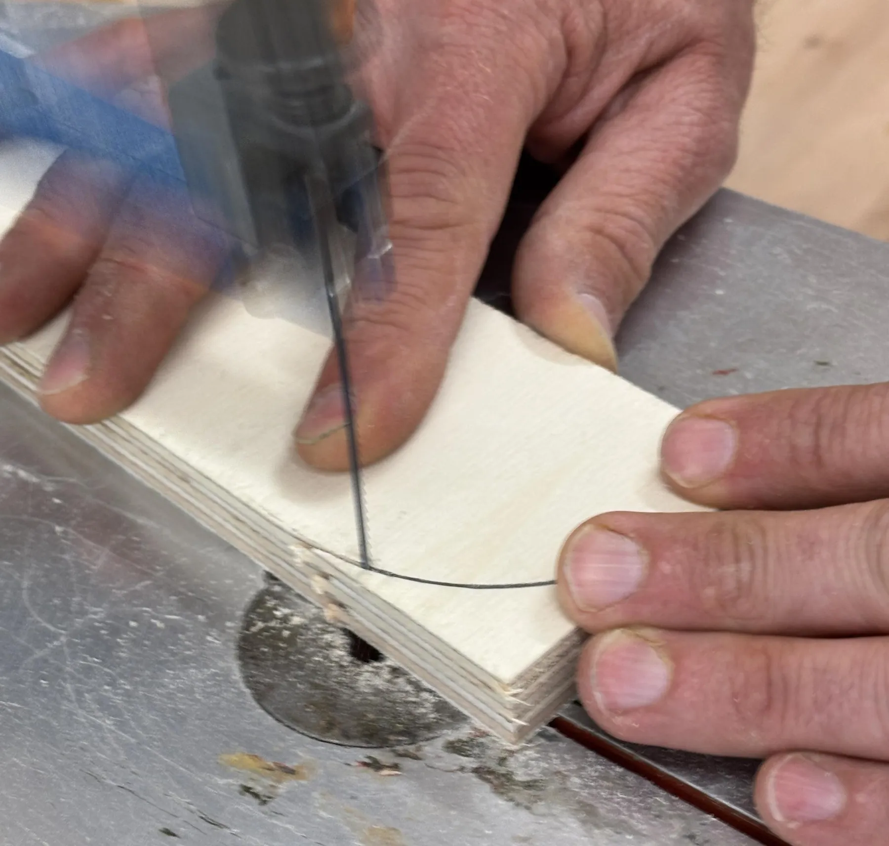 Réalisez un luminaire en bois avec Nadine et François - Image n°5 - Wecandoo