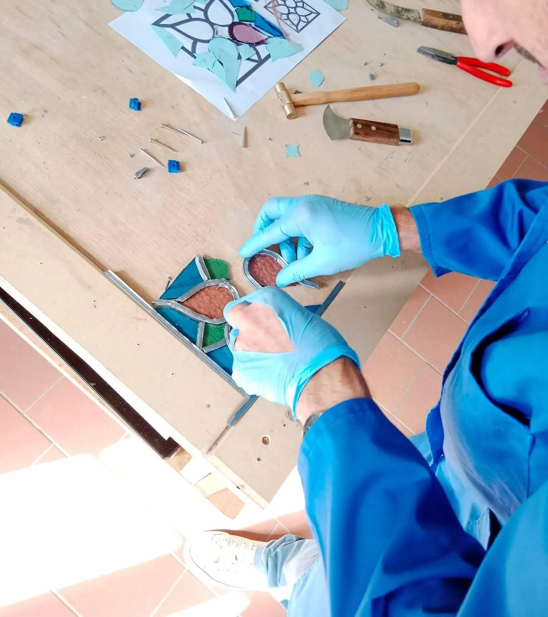 Découvrez l'art du vitrail sur une demi journée avec Thibault - Image n°1 - Wecandoo