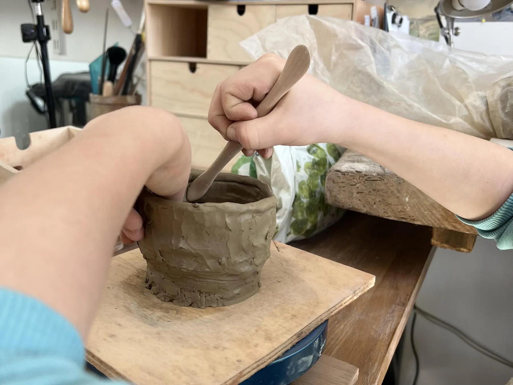 Modelez et décorez votre pièce en céramique en duo avec votre enfant, accompagnés par Anne - Image n°2 - Wecandoo