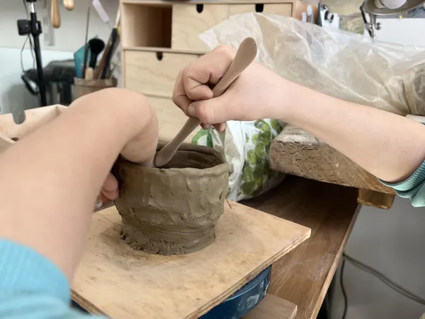 Modelez et décorez votre pièce en céramique en duo avec votre enfant, accompagnés par Anne - Image n°2 - Wecandoo