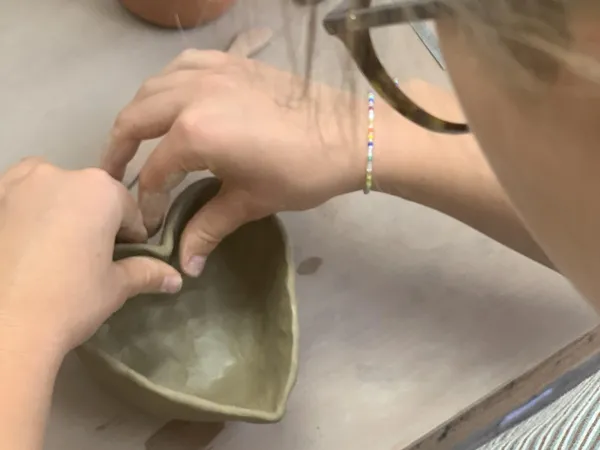 Modelez et décorez votre pièce en céramique en duo avec votre enfant, accompagnés par Anne - Image n°5 - Wecandoo