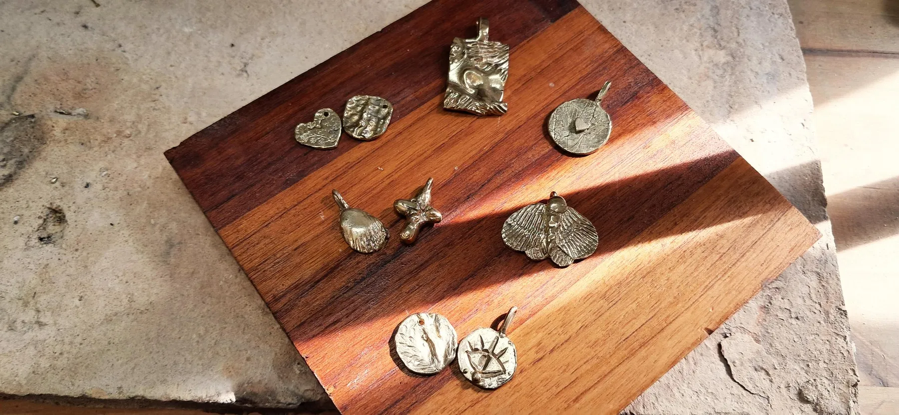 Créez votre médaillon ou deux breloques en cire perdue avec Ngan - Image n°1 - Wecandoo