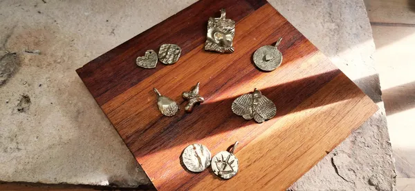 Créez votre médaillon ou deux breloques en cire perdue avec Ngan - Image n°1 - Wecandoo