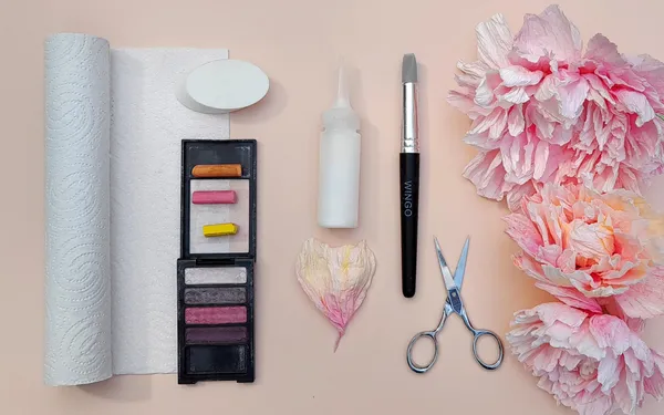 Créez une fleur éternelle et sa tige en papier avec Anna à Paris - Image n°4 - Wecandoo